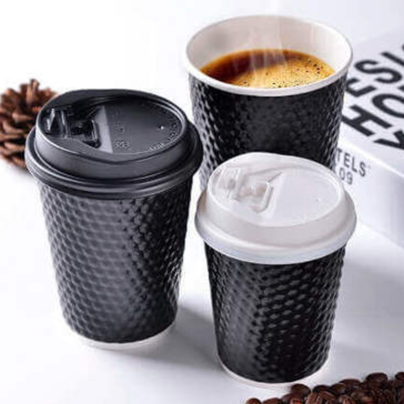 Hình ảnh minh họa sự khác biệt giữa ly trà sữa nóng và ly trà sữa lạnh, cho thấy lựa chọn theo mùa